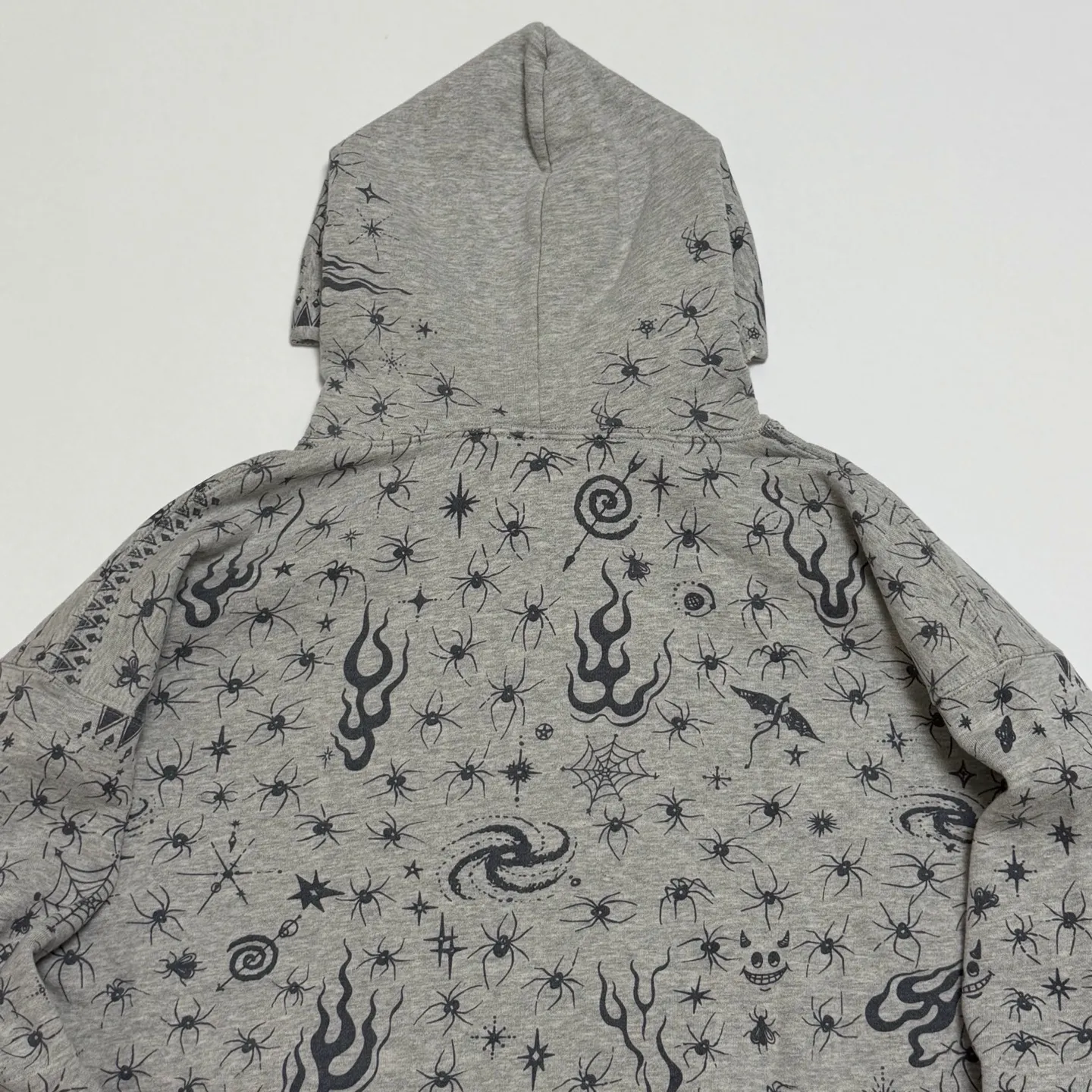 SAINT Mxxxxxx x DR. WOO HOODIE ' Dr.Woo ' /GRY Flame Swirl Spider Web Hoodie Distressed Gray S-XL Custom-woven and dyed nostalgic gray fabric. After printing, the garment is sprayed with potion to cause the fabric to oxidize and fade. A large number of artificial fabric destruction processes are added to make the whole piece of clothing look aged and unique like a work of art. This hoodie is co-branded with a famous tattoo design artist and customized with a full set of Dr.Woo accessories. Bringing you authentic items!